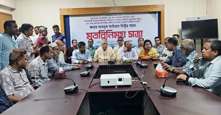 সাংবাদিকদের সঙ্গে মতবিনিময় করেছেন মন্ত্রী আব্দুল আউয়াল মিন্টু